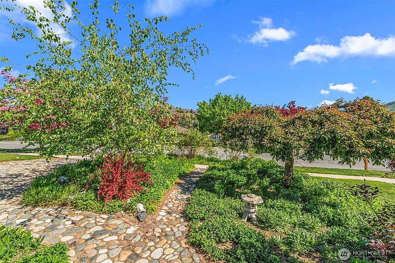 3rd image of 229 W Allen Avenue