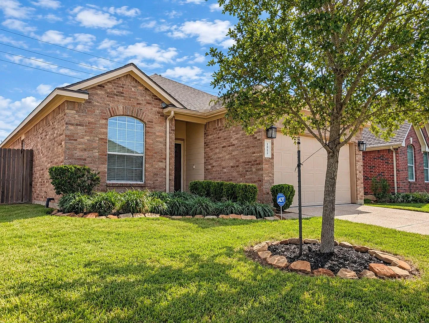 3 bed, 2.0 bath, 1653 sqft, $1,995 — Photo 2