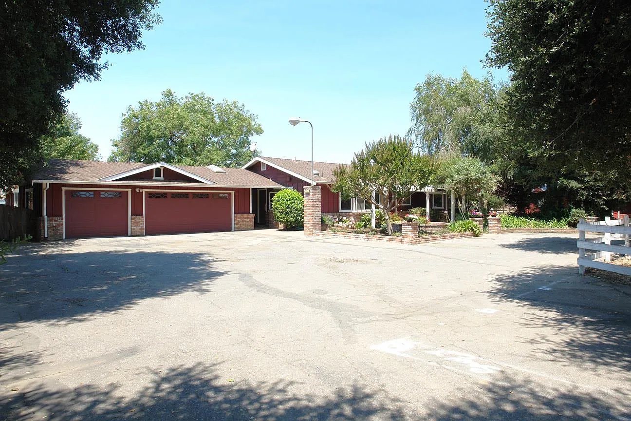 13767 Harding Ave photo 1