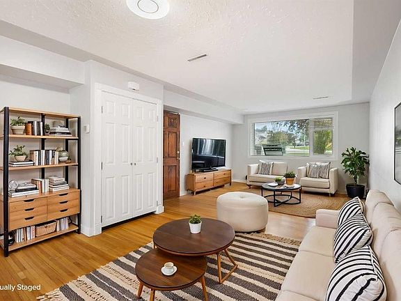 4th image of 128 40th Ave NW