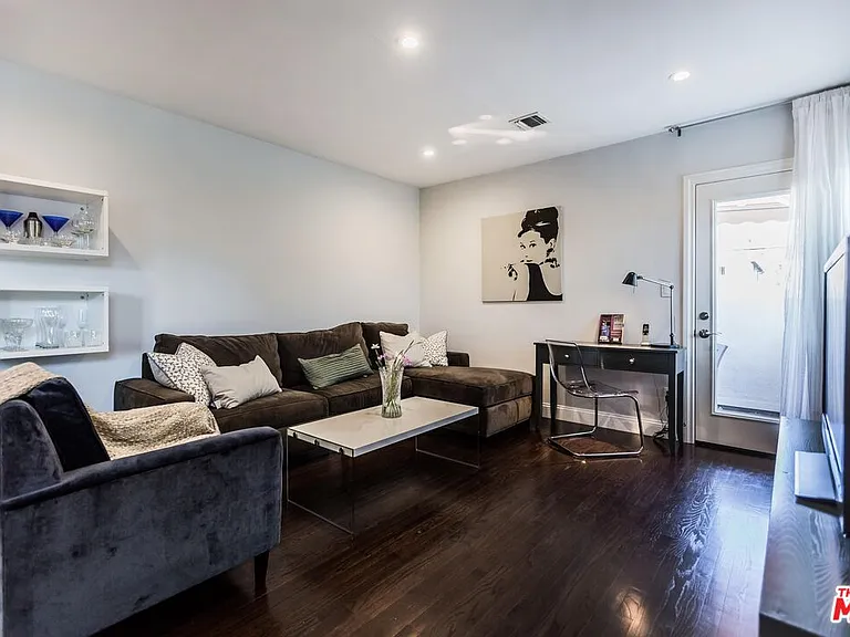 4409 Irvine Ave — Photo 1
