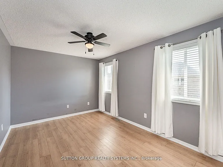 1152 Riddell Cres — Photo 18