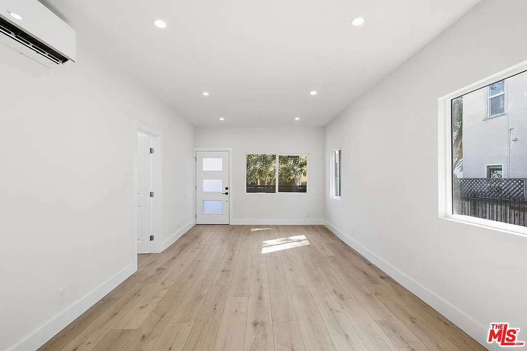 2 bed, 1.0 bath, 950 sqft, $2,995 — Photo 2