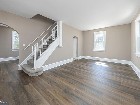 4th image of 127 Hemlock Ave
