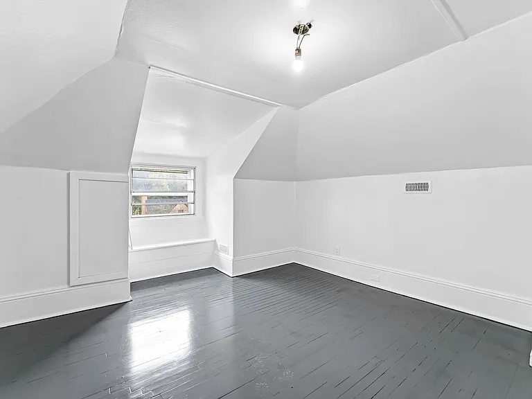 240 Blackburn Ave — Photo 45
