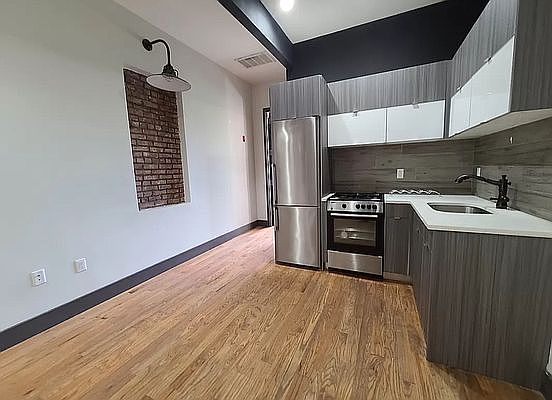4th image of 542 Kosciusko St #3R