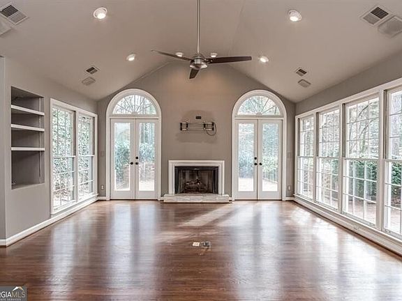 4th image of 4601 Club Cir NE