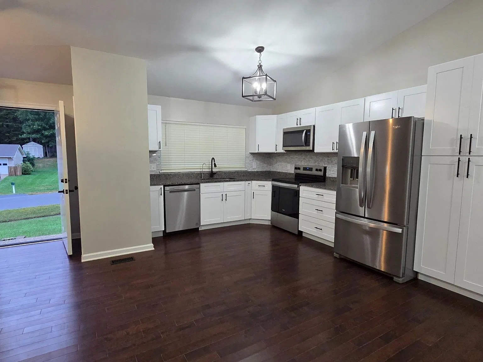 4 bed, 3.0 bath, 2173 sqft, $4,000 — Photo 2