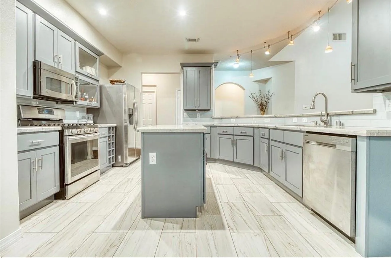 4 bed, 2.5 bath, $2,400 — Photo 3