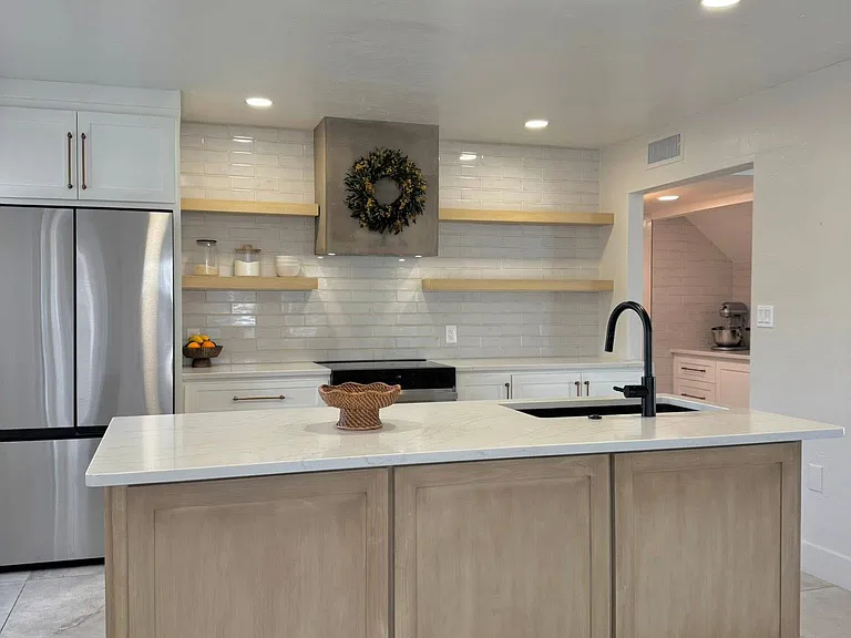 9790 N Donegal Pl — Photo 2