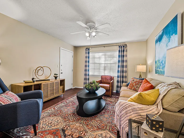 Colonial Plaza Apartments — Photo 5