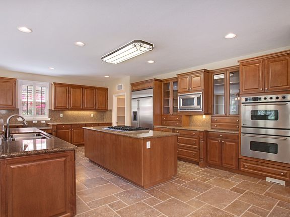 3rd image of 18 Victoria Ln