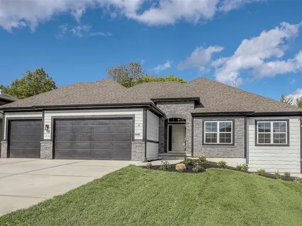 4325 Lakeshore Dr, Basehor, KS 66007