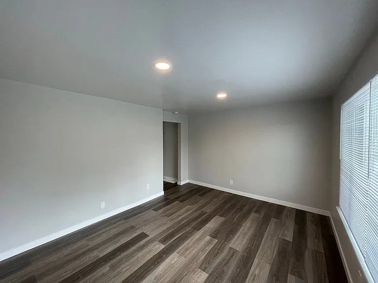 2232 Hoyt Ave- 5 Unit — Photo 8