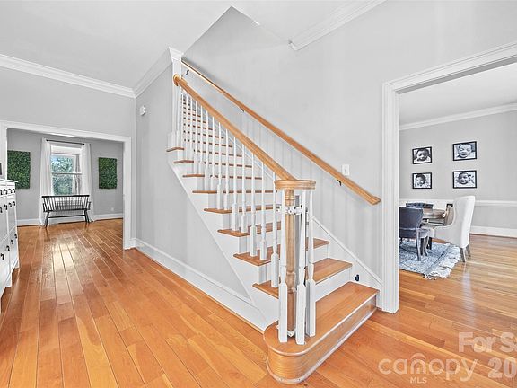 5th image of 970 Oxford Dr