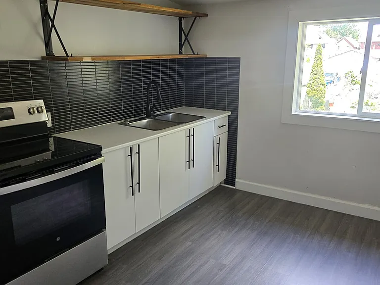 646 Queen St W #2 — Photo 1