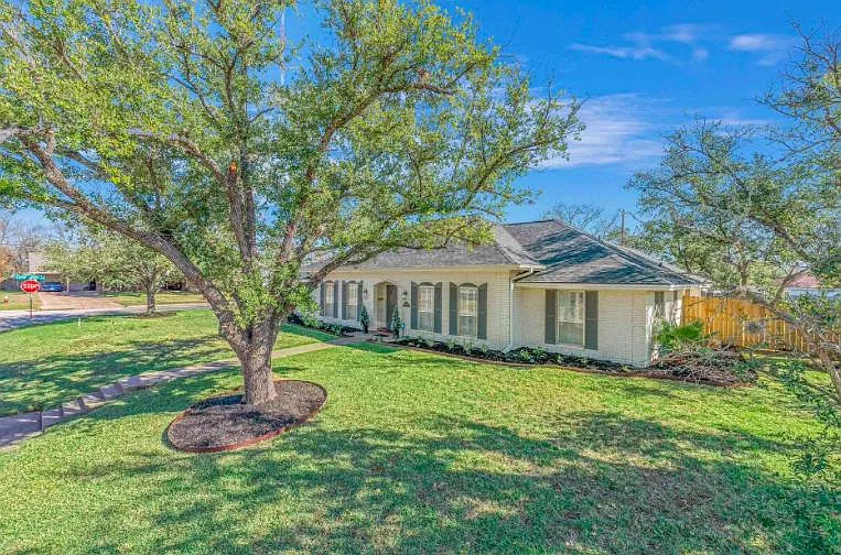 4 bed, 3.5 bath, 2463 sqft, $3,400 — Photo 2