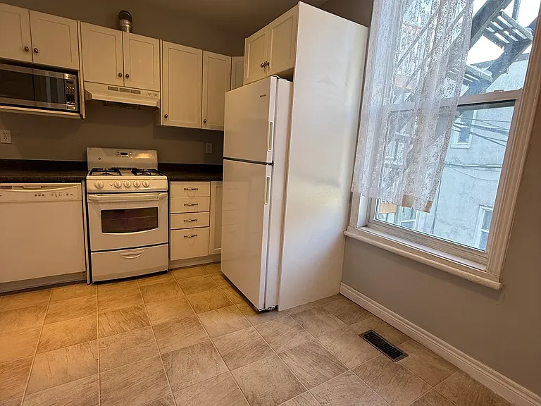 337 James St #1 — Photo 6