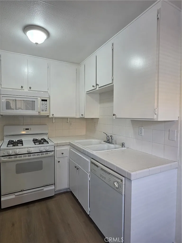 2 bed, 926 sqft, $2,600 — Photo 1