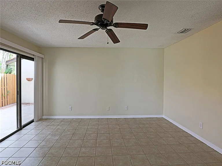 1420 Park Shore Cir #3 — Photo 2