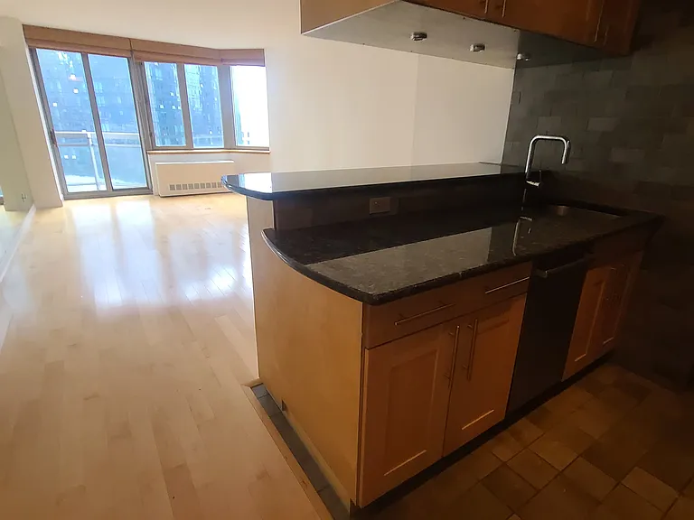500 W 43rd St #17C — Photo 4