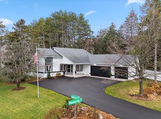 8994 Hunters Trl, Woodbury, MN 55125