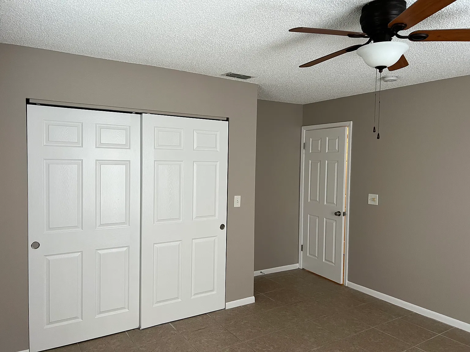 Poinsettia Ave, Tarpon Springs — Photo 4