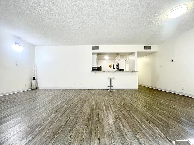 Occidental Towers Apartments — Photo 46
