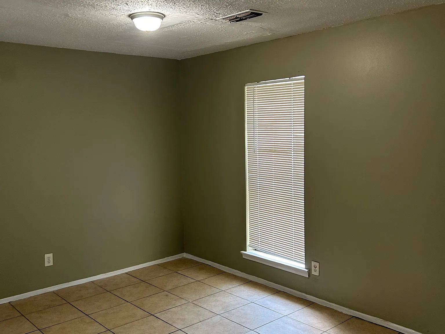 4 bed, 1299 sqft, $1,175 — Photo 3