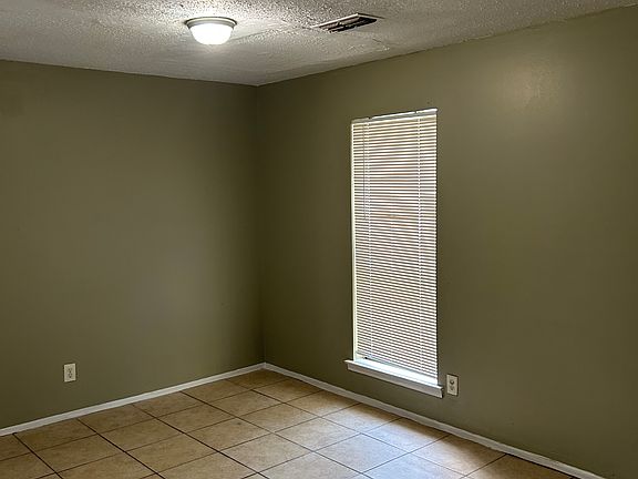 3rd image of 6113 Jennifer Ln