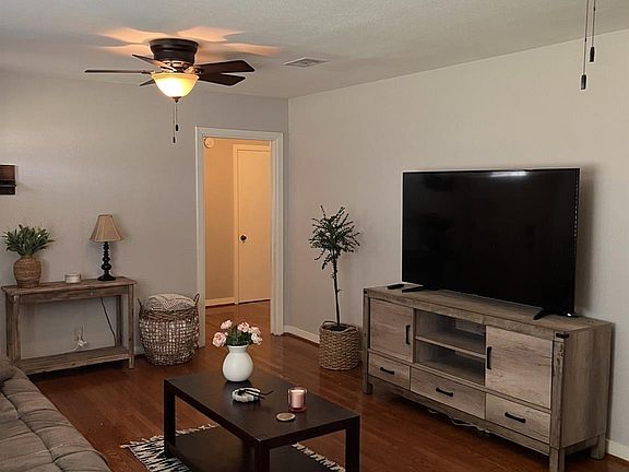 5th image of 2200 Linwood Ln