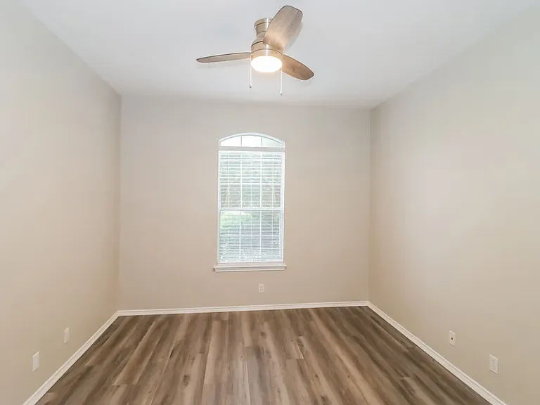 1626 Abbey Ln — Photo 2