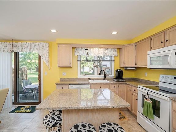 4th image of 355 Charlesgate Cir