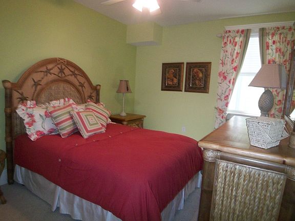 Queen Guest Bedroom 1st floor