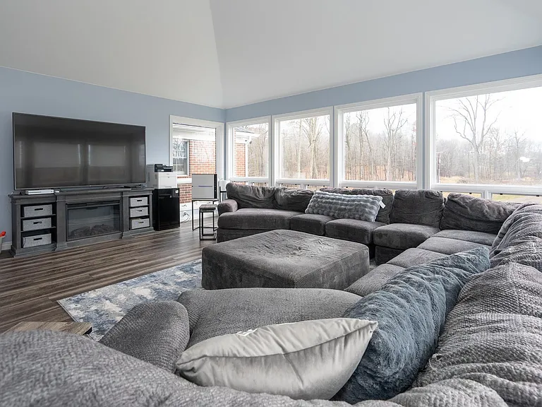 2401 E Brocker Rd — Photo 11