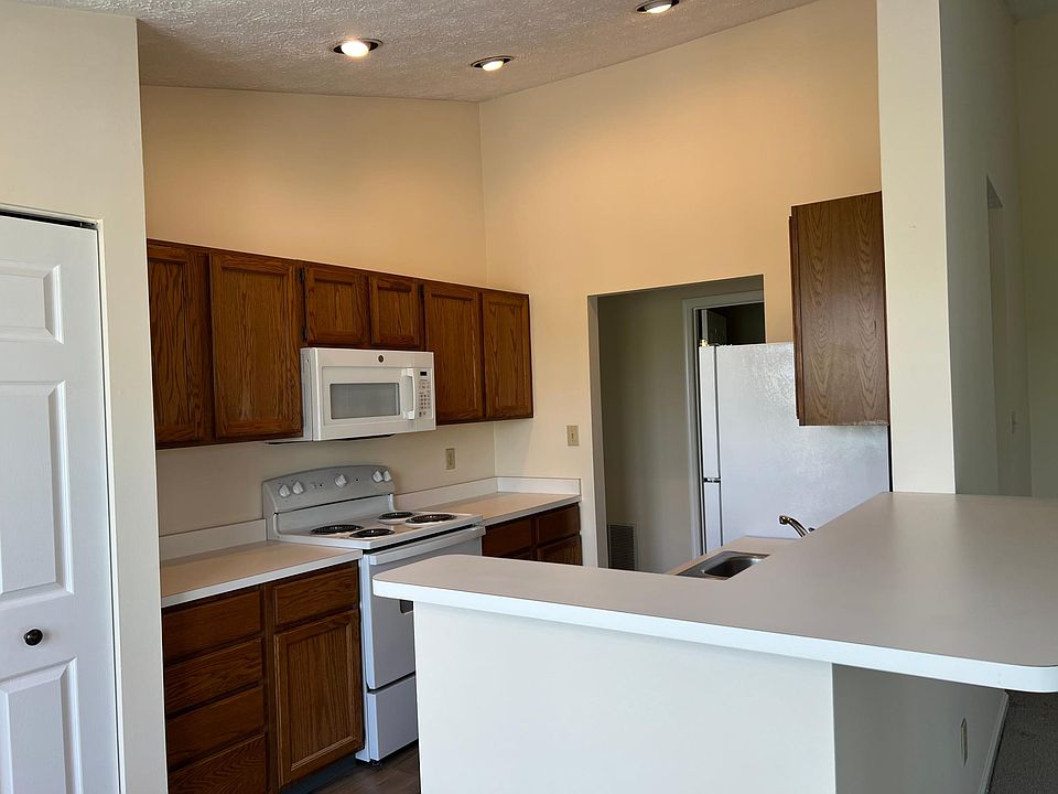 Kitchen w/many cabinets