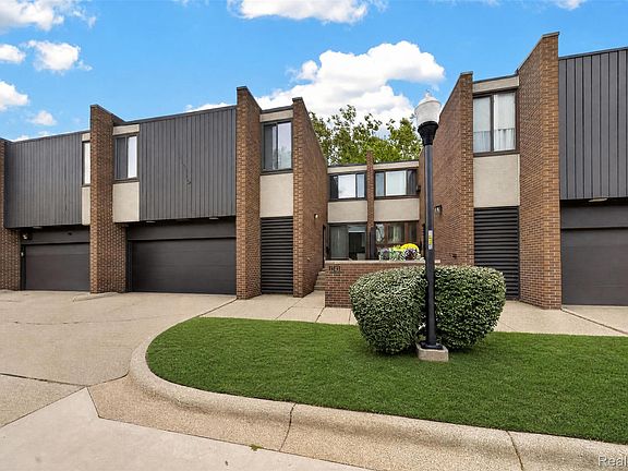 2nd image of 1243 Navarre Pl