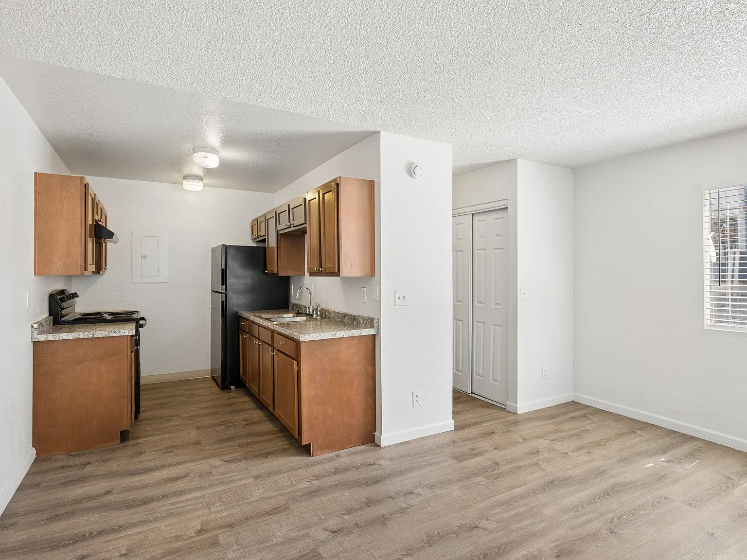 Studio, 400 sqft, $699 — Photo 2