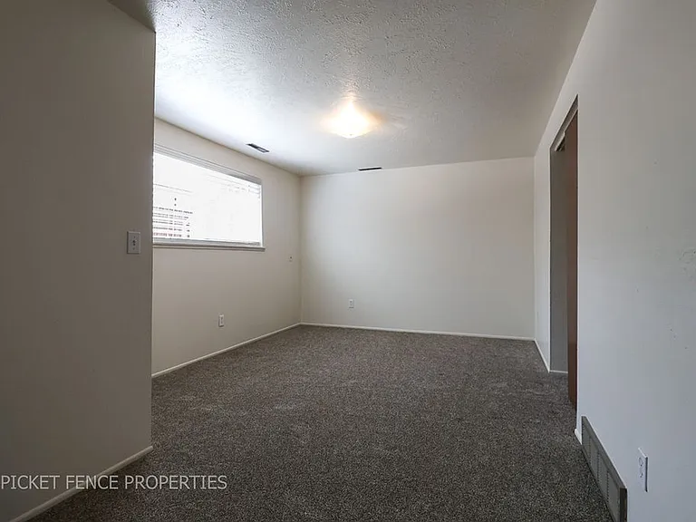 1488 E 8th St — Photo 11