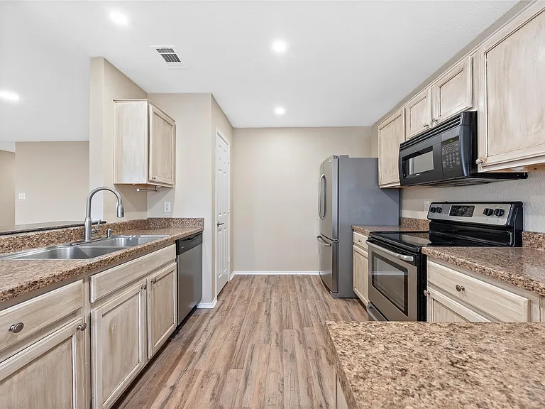 210 Mesquite Cir — Photo 5