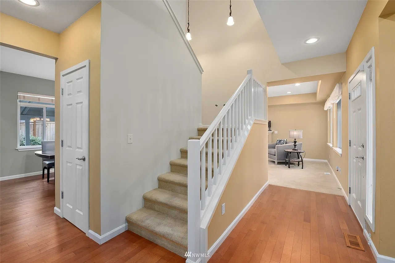 5 bed, 2.5 bath, 2314 sqft, $4,650 — Photo 3