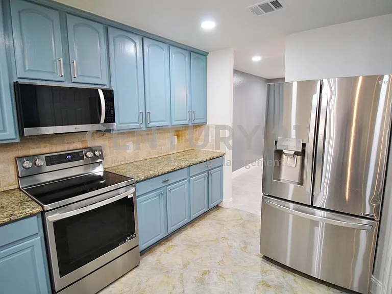 928 Oakcrest Dr — Photo 11