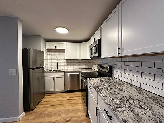 4th image of 607 Bear St #304