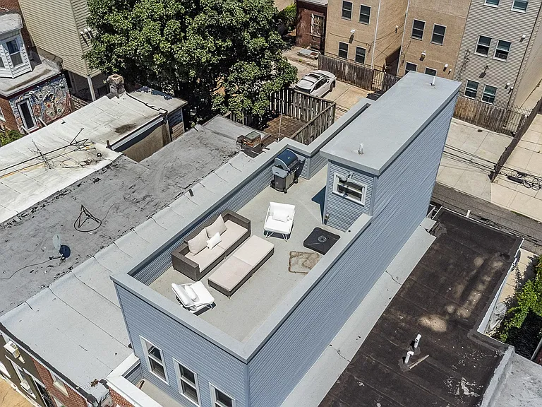 1935 Cambridge St — Photo 2