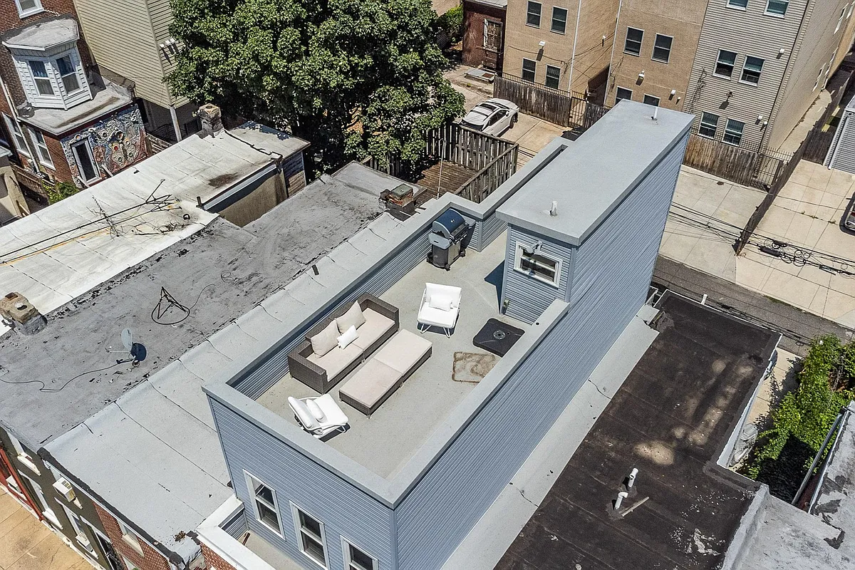 Building Photo - 1935 Cambridge St