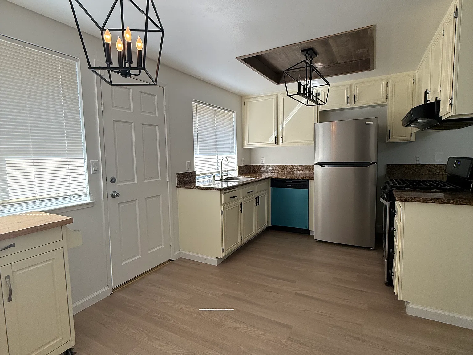 3 bed, 1.5 bath, 1130 sqft, $2,350 — Photo 3
