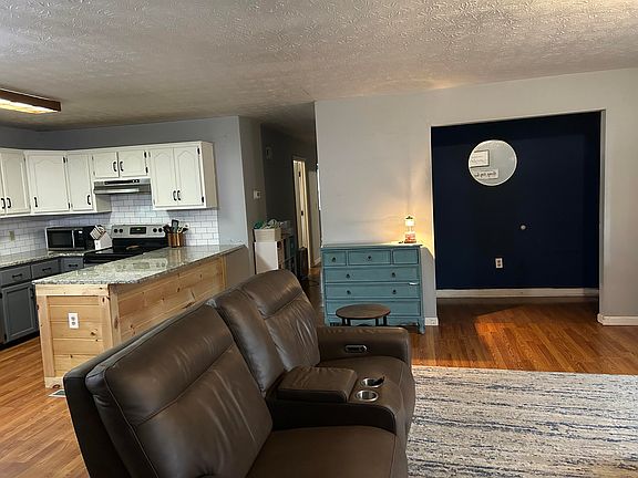 5th image of 39 Dustin Ln