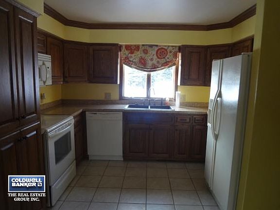 Kitchen includes appliances!