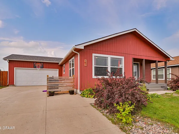 982 Thames Ct, Grand Forks, ND 58203