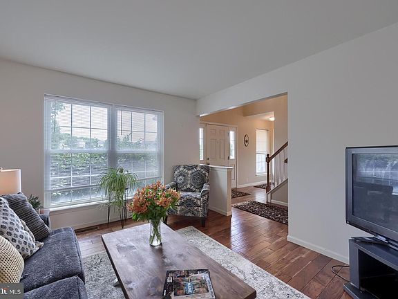 5th image of 137 Pickwick Cir